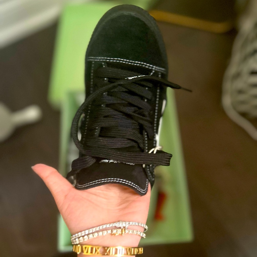 Brand new with box and tags ! Off white kicks